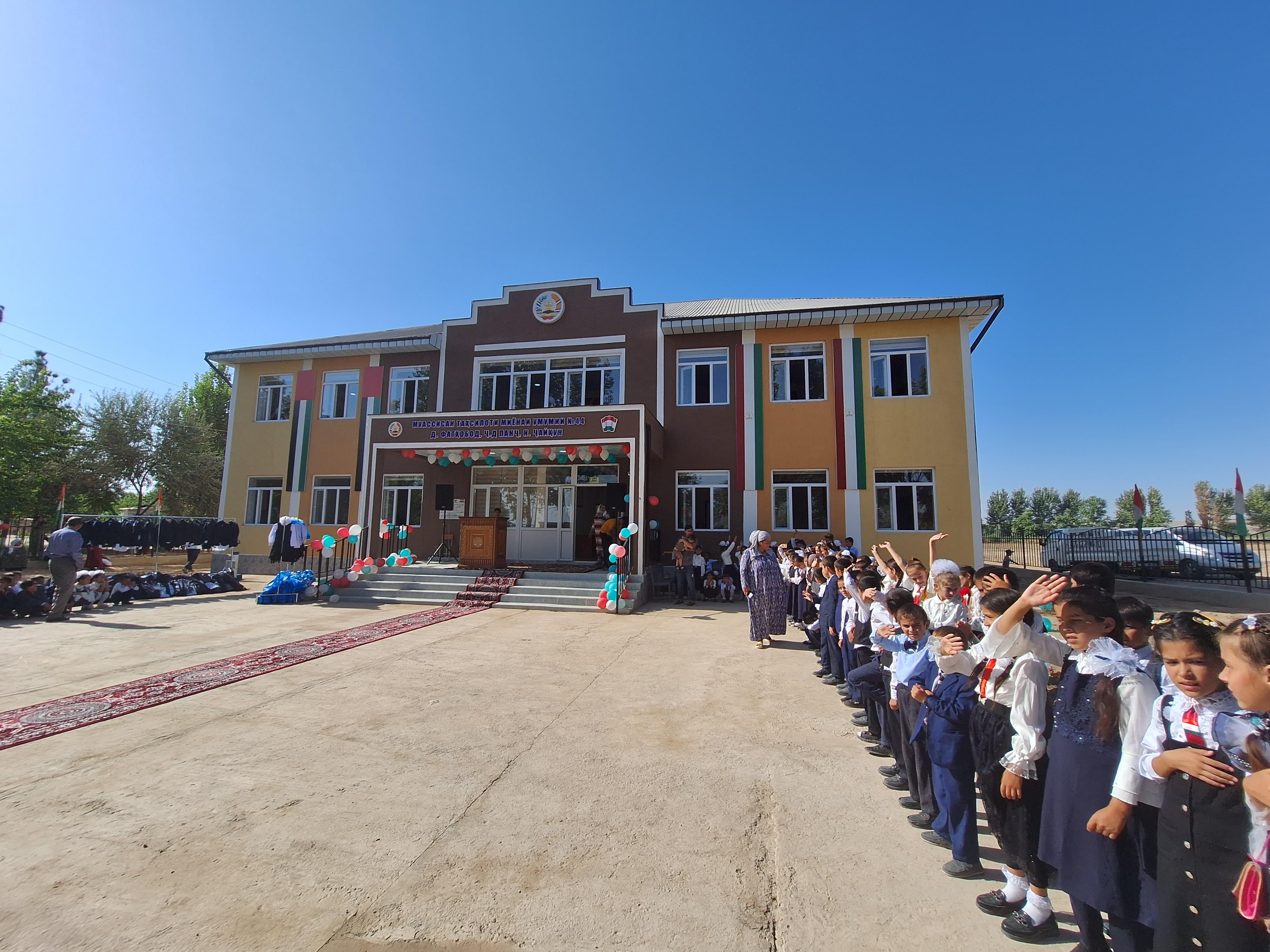 مدرسة ل8 فصول دراسية 